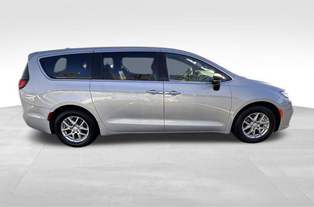 Used 2026 Chrysler Pacifica Select FWD image 9