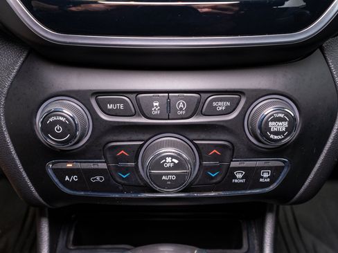 Used 2019 Jeep Cherokee Limited FWD image 22