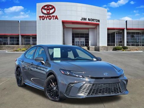 Used 2025 Toyota Camry SE FWD image 1