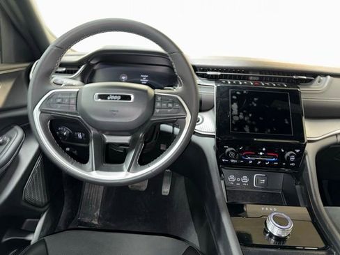 Used 2025 Jeep Grand Cherokee Altitude image 15