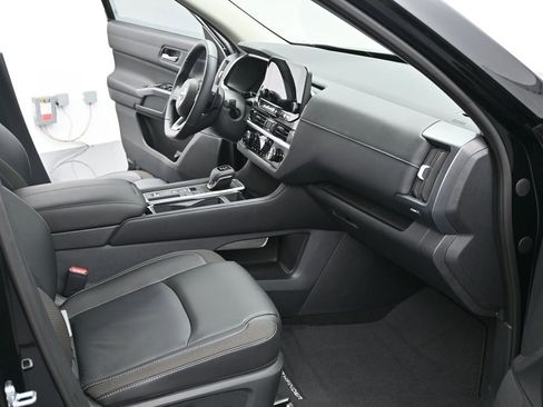 Used 2025 Nissan Pathfinder SL image 7