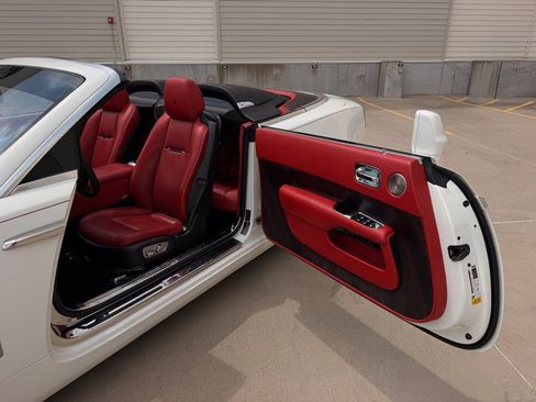 Used 2017 Rolls-Royce Dawn RWD image 15