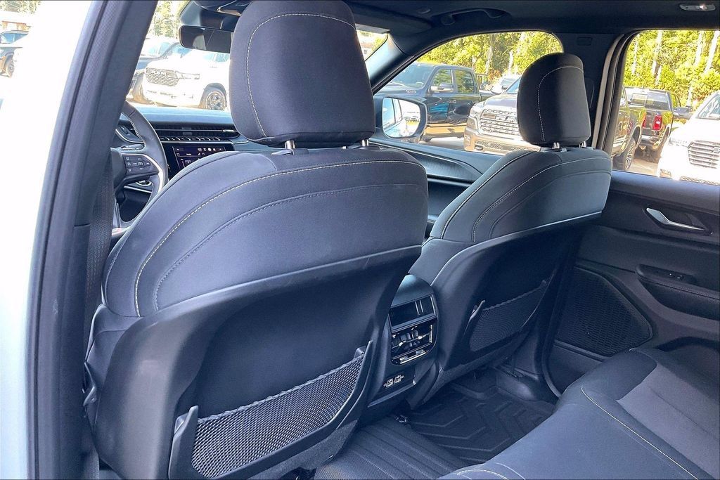 Used 2025 Jeep Grand Cherokee Laredo X RWD image 34