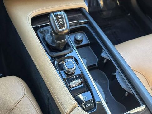 Used 2016 Volvo XC90 T6 Momentum image 36