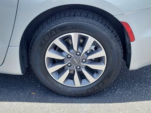 Used 2024 Chrysler Pacifica Limited FWD image 31