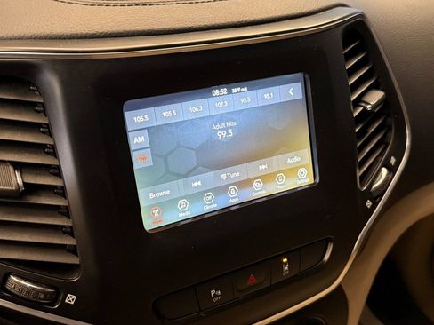 Used 2021 Jeep Cherokee Latitude w/ Mobile Office Group image 12