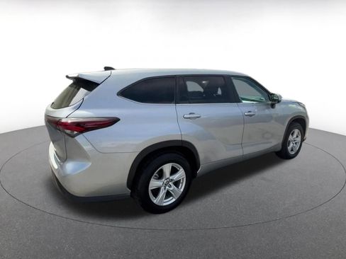 Used 2025 Toyota Highlander LE FWD image 15