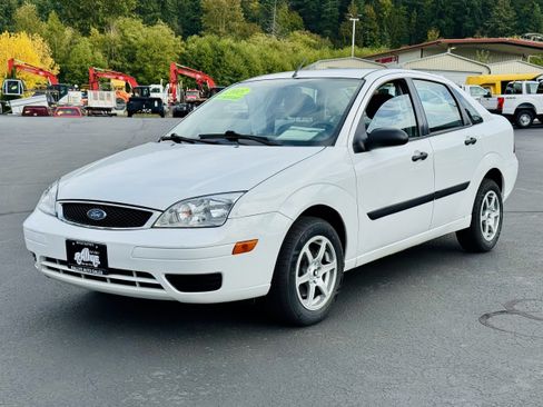 Used 2005 Ford Focus ZX4 Sedan FWD image 1