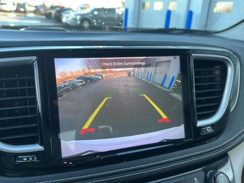 Used 2022 Chrysler Pacifica Touring-L image 35