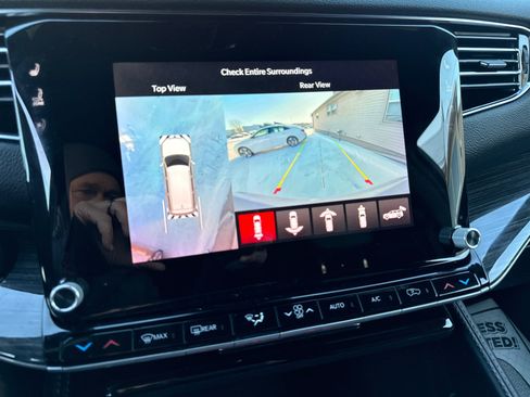 Used 2022 Jeep Wagoneer Series III w/ Premium Group I image 18