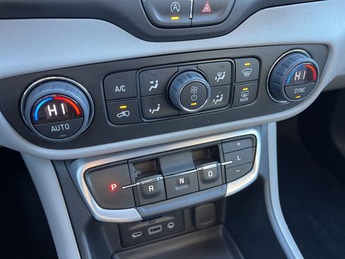 Used 2024 GMC Terrain SLT image 12