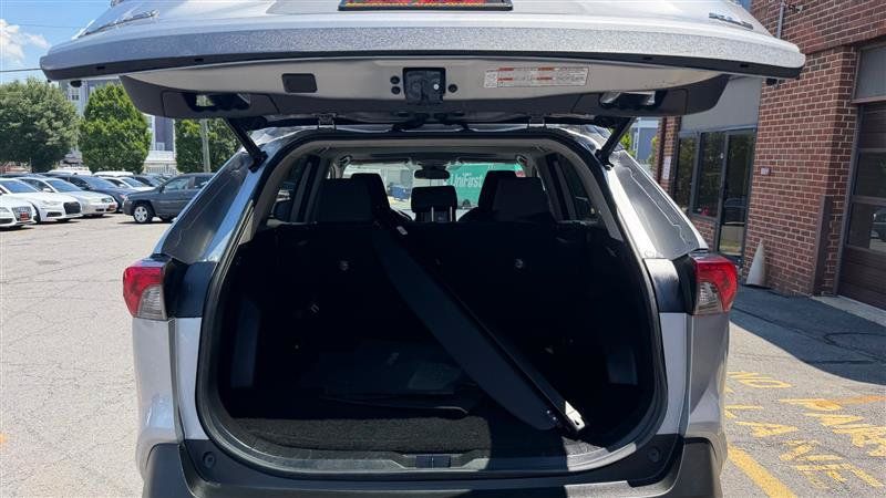 Used 2020 Toyota RAV4 XLE w/ Convenience Package FWD image 10