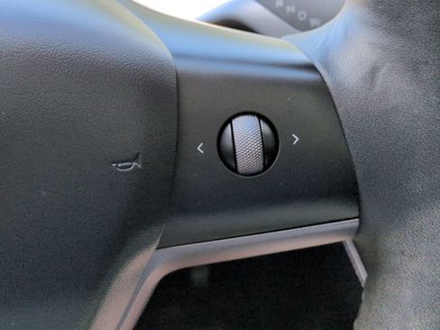 Used 2024 Tesla Model Y 2WD image 30