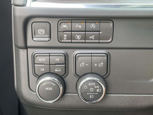 Used 2025 Chevrolet Suburban LT w/ Comfort Package AWD/4WD image 20
