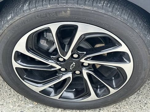 Used 2023 Chevrolet Bolt EUV Premier w/ Sun & Sound Package FWD image 4