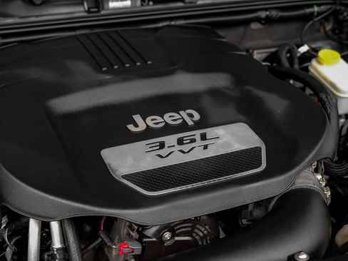 Used 2013 Jeep Wrangler Unlimited Sahara w/ Connectivity Group AWD/4WD image 50