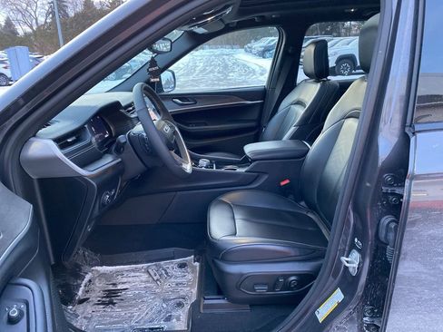 Used 2024 Jeep Grand Cherokee Limited w/ Black Appearance Package image 7