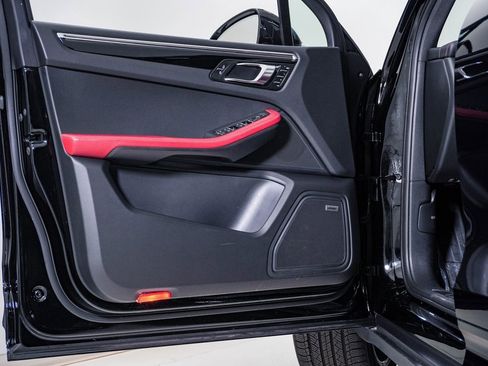 Certified 2025 Porsche Macan image 25