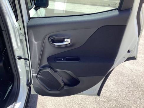 Used 2021 Jeep Renegade Latitude FWD image 35