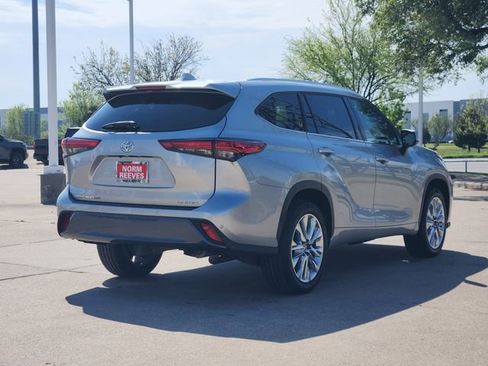 Used 2023 Toyota Highlander Limited FWD image 3