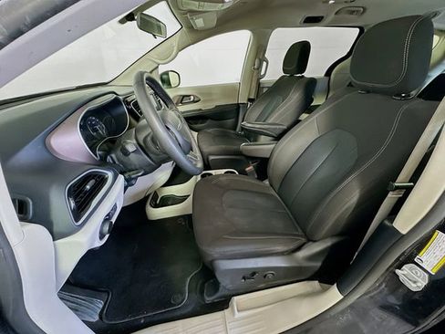 Used 2022 Chrysler Voyager LX image 12