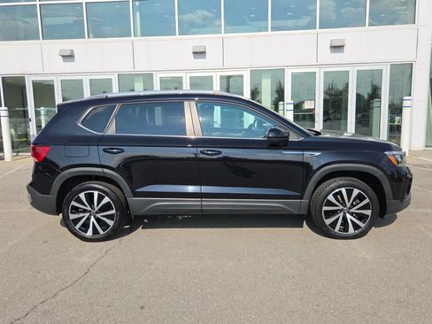 Used 2022 Volkswagen Taos SE FWD image 2