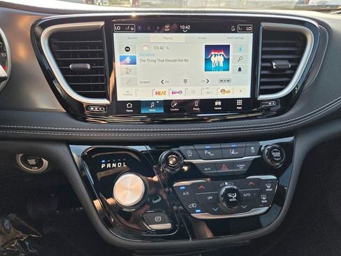New 2026 Chrysler Pacifica Select FWD image 22