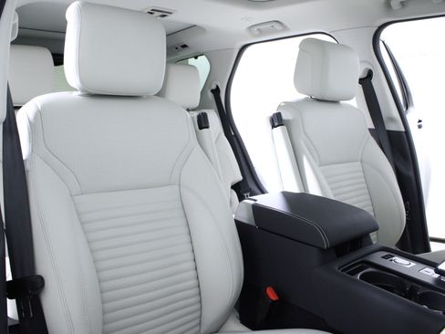 Used 2025 Land Rover Discovery Dynamic SE image 18