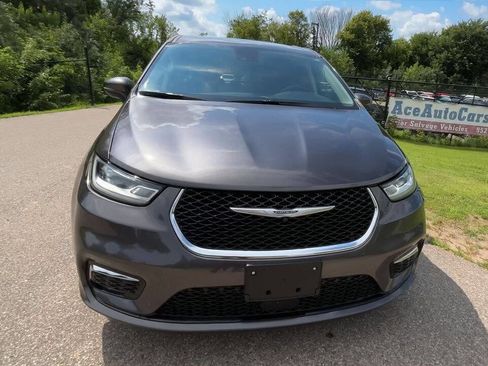 Used 2023 Chrysler Pacifica Touring-L image 7