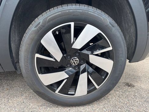 Used 2025 Volkswagen Atlas Cross Sport SE FWD image 30