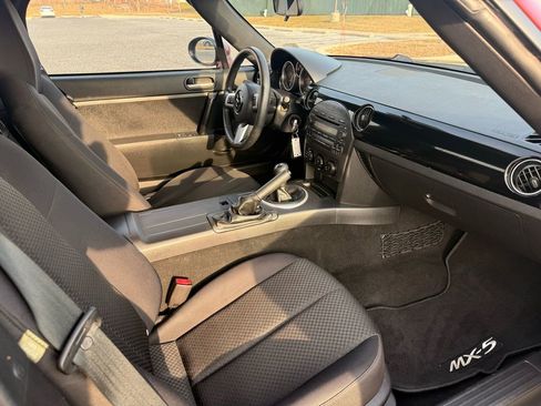Used 2008 MAZDA MX-5 Miata Sport w/ Convenience Pkg image 12