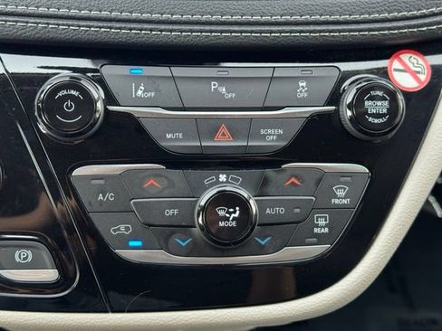 Used 2024 Chrysler Pacifica Limited FWD image 19