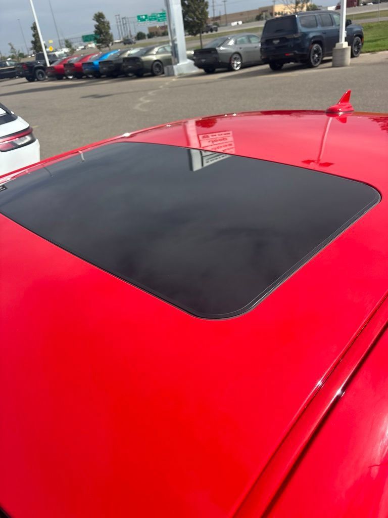 Used 2016 Dodge Challenger SRT Hellcat RWD image 5