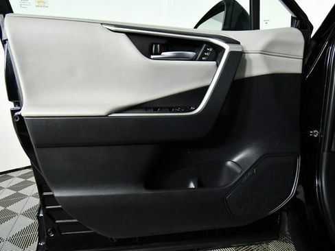 Used 2019 Toyota RAV4 Limited image 21