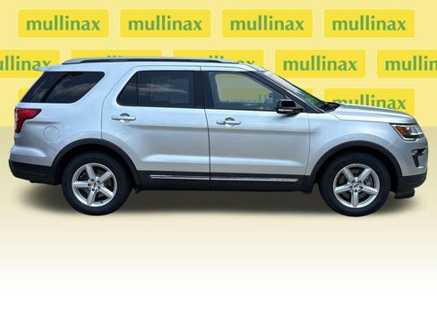 Used 2018 Ford Explorer XLT w/ Equipment Group 202A FWD image 2