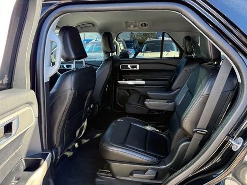 Used 2022 Ford Explorer XLT w/ Equipment Group 202A image 4