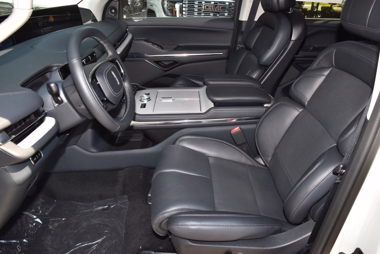 New 2027 Lincoln Navigator Reserve AWD/4WD image 13
