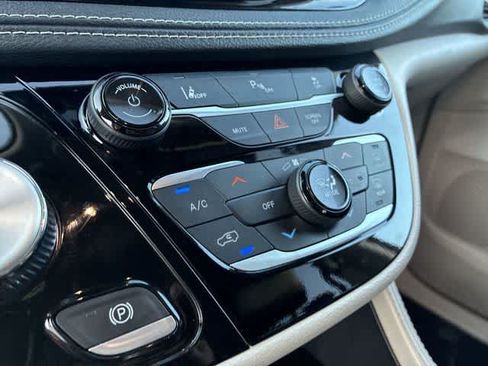 Used 2023 Chrysler Pacifica Limited FWD image 40