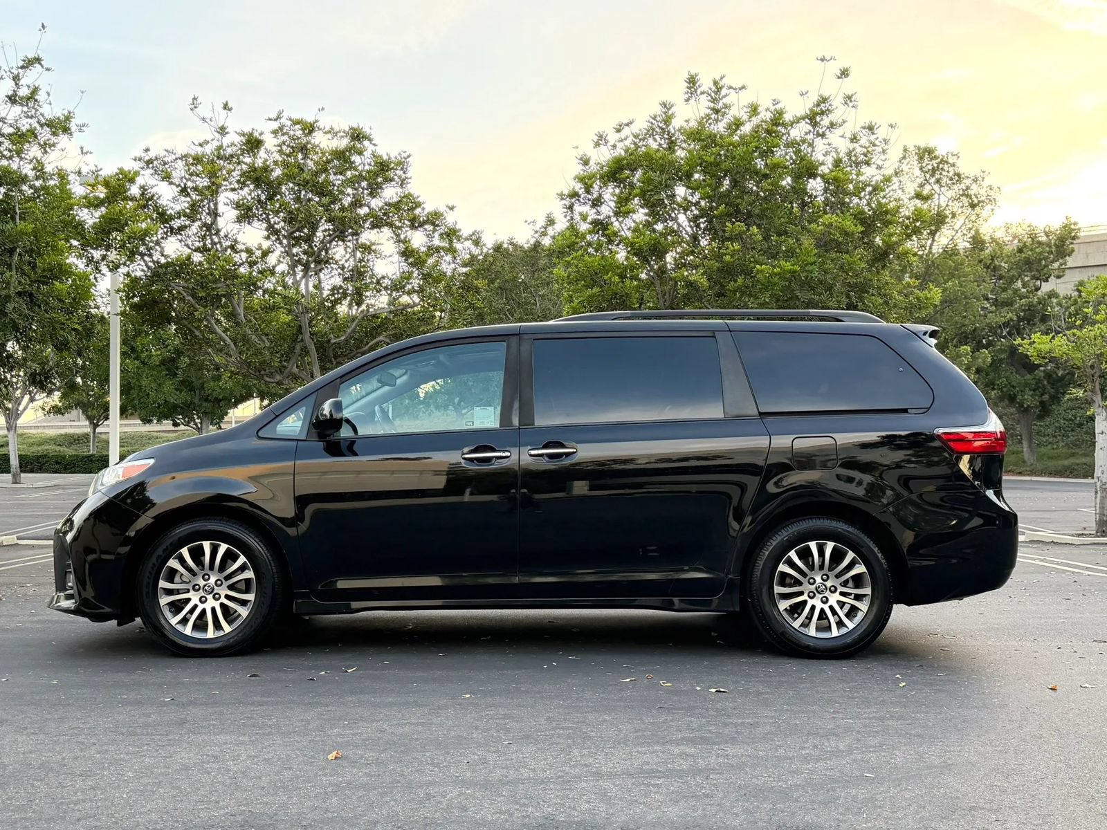 Used 2020 Toyota Sienna XLE w/ XLE Navigation Package FWD image 7