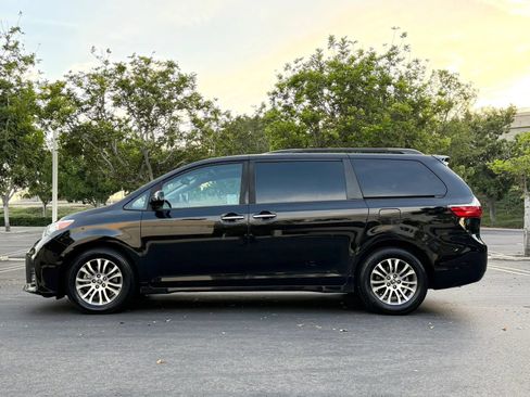 Used 2020 Toyota Sienna XLE w/ XLE Navigation Package FWD image 7