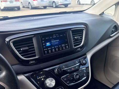 Used 2020 Chrysler Voyager Lxi image 14