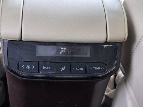 Used 2020 Toyota Highlander Limited FWD image 15