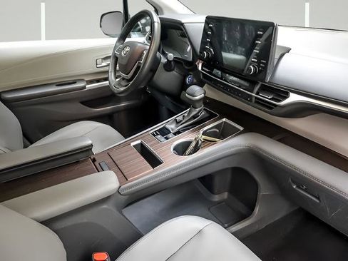 Certified 2024 Toyota Sienna XLE image 27