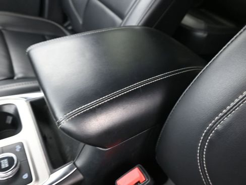 Used 2022 Ford Explorer XLT w/ Equipment Group 202A image 27