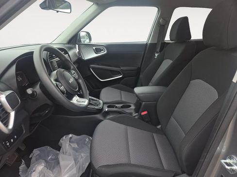 Used 2024 Kia Soul LX w/ LX Technology Package FWD image 9
