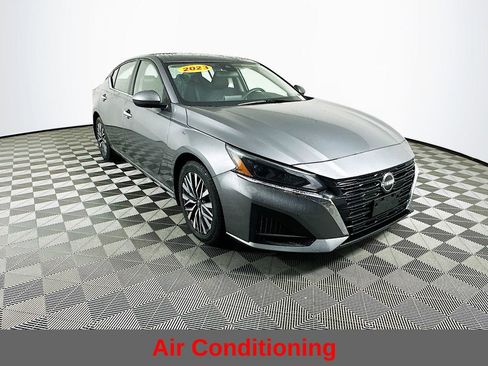 Used 2023 Nissan Altima 2.5 SV image 4