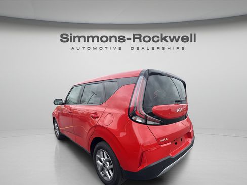 Used 2025 Kia Soul LX w/ LX Technology Package FWD image 2