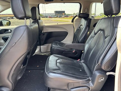 Used 2020 Chrysler Pacifica Limited FWD image 10