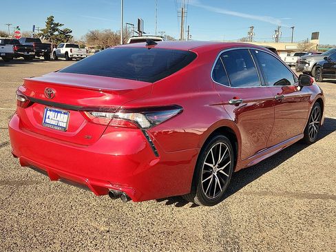 Used 2021 Toyota Camry SE image 3