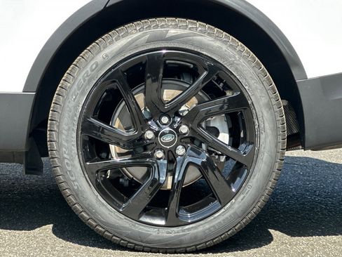 Used 2025 Land Rover Discovery S image 13